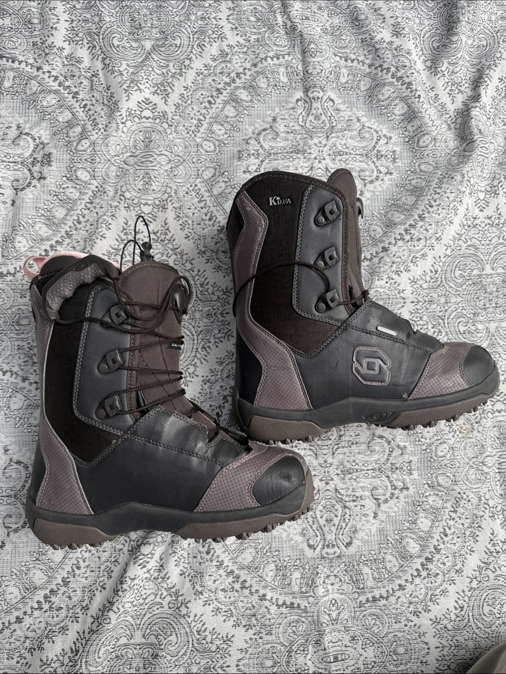 Women’s Soloman Kiana Snowboard Boots  - Size 7